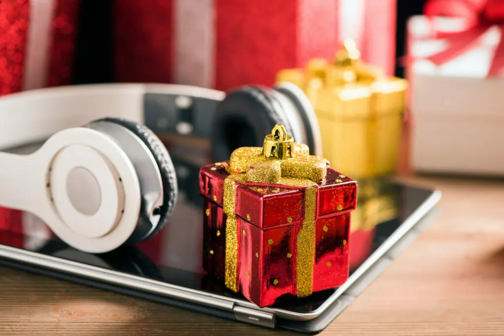Holiday Gift Guide for Gadget Lovers – 15 Tech Gift Ideas
